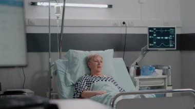 Tıbbi ekip hasta kadınla sağlık danışmanlığı yapıyor.