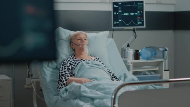 Arts doet check-up bezoek voor zieke vrouw met zuurstof buis — Stockvideo