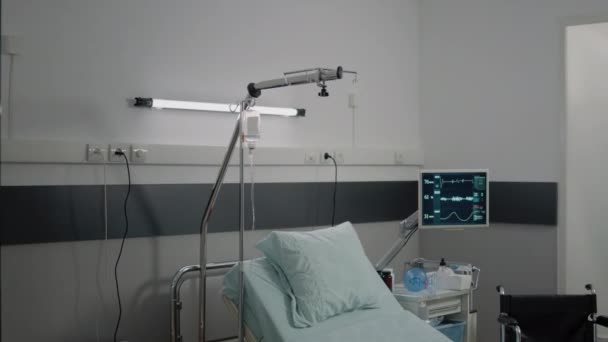 Nobody in hospital ward with medical equipment for recovery — Stock Video
