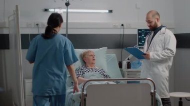 Doktor, emekli bir hastayla sağlık hizmetleri danışmanlığı yapıyor.