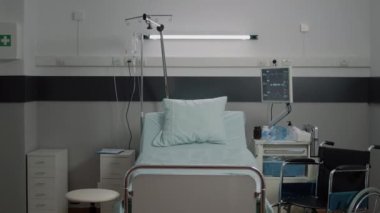Tıbbi ekipman ve aletlerle boş hastane koğuşu