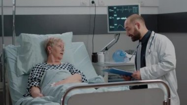 Hastalıklı emekli kadın doktorla sağlık hizmetleri hakkında konuşuyor.