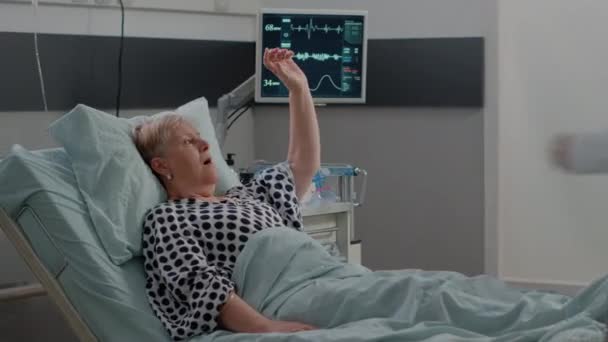Ill vrouw met zware ademhaling vragen om medische hulp in bed — Stockvideo