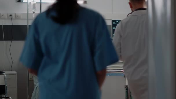 Arts en verpleegkundige bezoeken patiënt met ziekte op ziekenhuisafdeling — Stockvideo