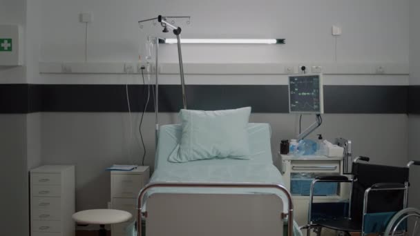 Pusty oddział szpitalny ze sprzętem medycznym i narzędziami — Wideo stockowe