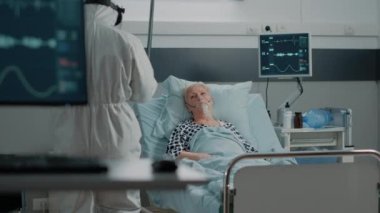 Koronavirüsü olan sağlık danışmanı bir hasta.