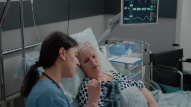 Teşhis için yaşlı hastaya röntgen çeken kadın hemşire.