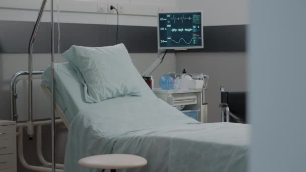 Никто в больничной палате с медицинским оборудованием — стоковое видео