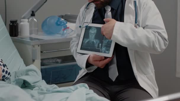 Крупный план врача, держащего цифровой планшет с рентгеновским сканированием — стоковое видео
