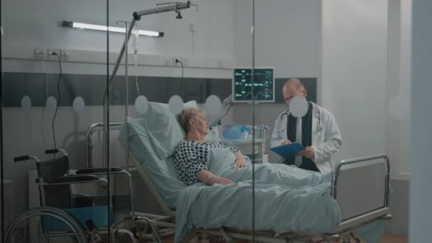 Medico discutere circa la procedura di trattamento con la donna malata — Video Stock