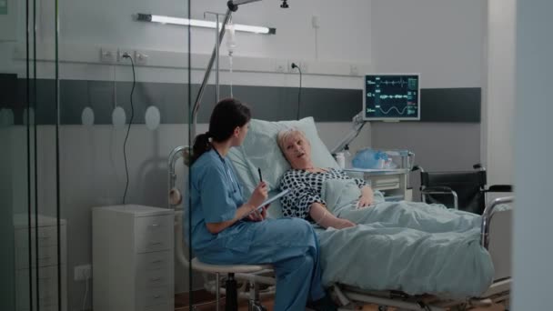 Verpleegster in overleg met zieke vrouw voor gezondheidszorg — Stockvideo