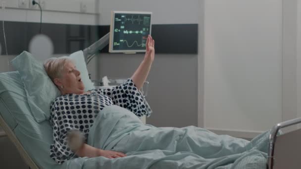Staruszka ciężko oddycha i prosi o pomoc medyczną — Wideo stockowe