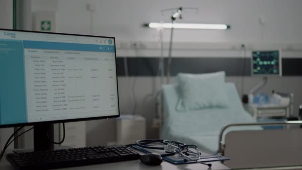 Gros plan du bureau avec ordinateur et outils médicaux — Video