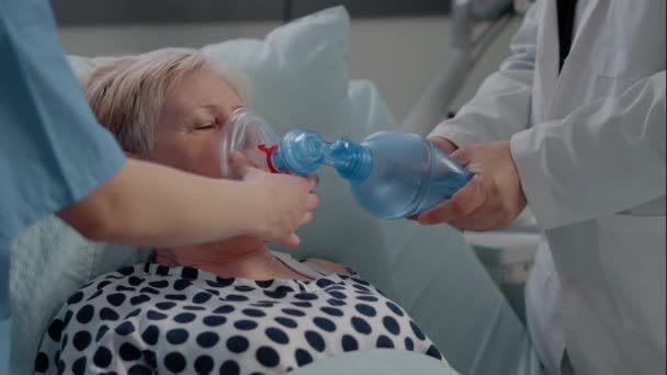 Крупный план больного пациента, получающего помощь с кислородной трубкой — стоковое видео