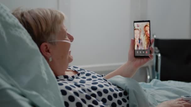 Donna anziana con smartphone in mano con videochiamata — Video Stock
