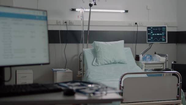 Cama vacía en la sala de hospital con equipo médico — Vídeos de Stock