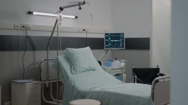 Hastane koğuşunda yatak ve kalp atış hızı monitörü var.