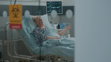 Coronavirus hastası ekipten tıbbi yardım istiyor.