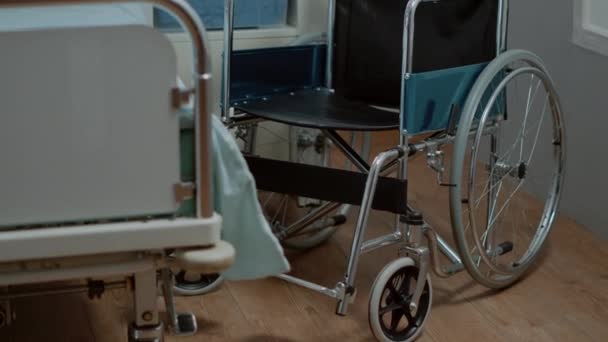 Gros plan du fauteuil roulant dans la salle d'hôpital pour les soins de santé — Video