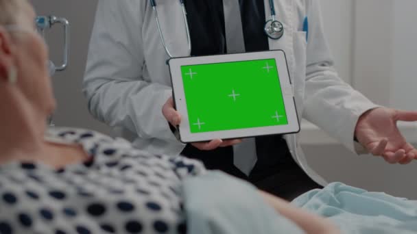 Close up of hand holding tablet with horizontal green screen — Stock Video