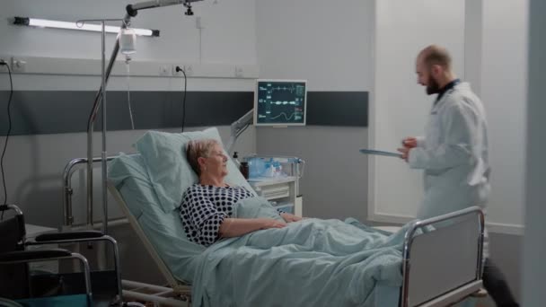 Médico e enfermeiro fazendo consulta com oxímetro para mulher doente — Vídeo de Stock