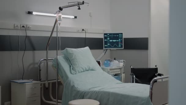 Ala do hospital com cama e monitor de frequência cardíaca nas instalações — Vídeo de Stock
