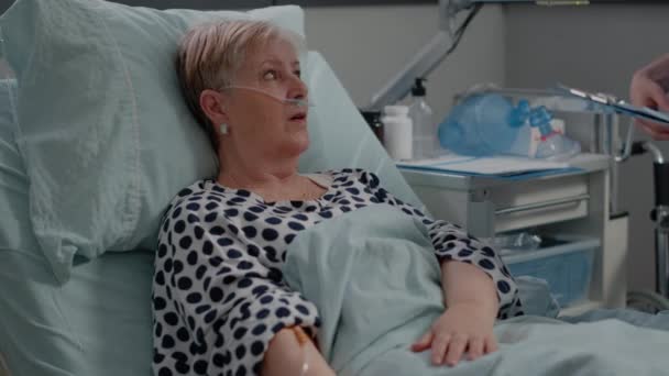 Mulher com doença à espera de tratamento médico na cama — Vídeo de Stock