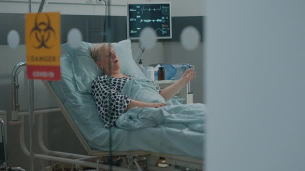 Paciente com coronavírus pedindo assistência médica da equipe — Vídeo de Stock