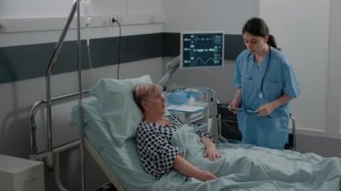 Oksijen doygunluğu için oksimetre kullanan hemşire olarak çalışan kadın.