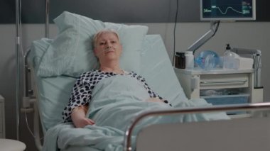 Hasta bir hastanın portresi hastane koğuşunda yatıyor.
