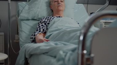 Hastalığı olan kadın serum torbasıyla ilaç alıyor.