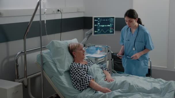 Frau arbeitet als Krankenschwester mit Oximeter zur Sauerstoffsättigung — Stockvideo