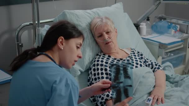 Asystent medyczny wskazujący na radiografię do konsultacji — Wideo stockowe