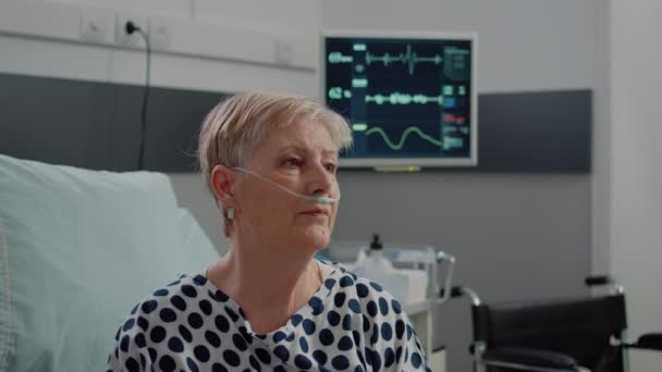 Close up da mulher aposentada com tubo de oxigênio nasal — Vídeo de Stock
