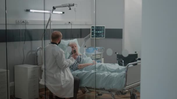 Médecin donnant bouteille de pilules pour les vieux patients atteints de maladie — Video