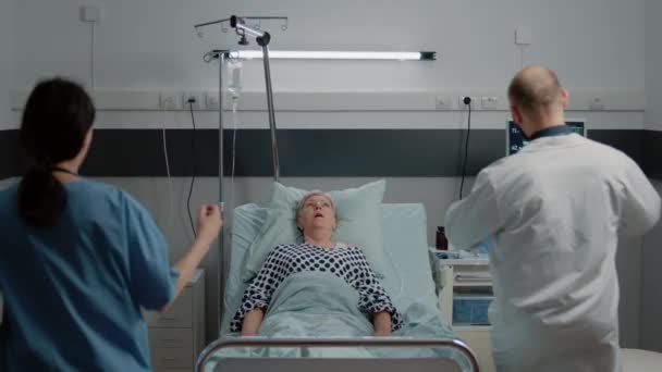 Zespół medyczny spieszy się, aby pomóc pacjentowi z problemami z oddychaniem — Wideo stockowe