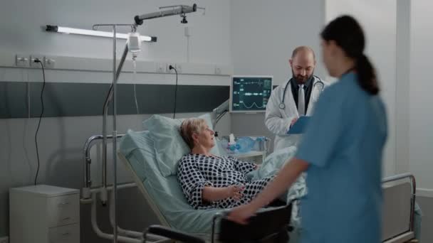 Equipe de enfermeiro e médico que presta assistência à mulher doente — Vídeo de Stock