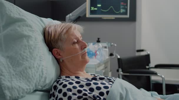 Retrato de una mujer jubilada con enfermedad acostada en la cama — Vídeo de stock