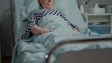 Doktor ve hemşire hızlı nefes alan kadın için oksijen tüpü kullanıyor.