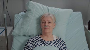 Burun tüpü olan eski bir hastanın portresi.