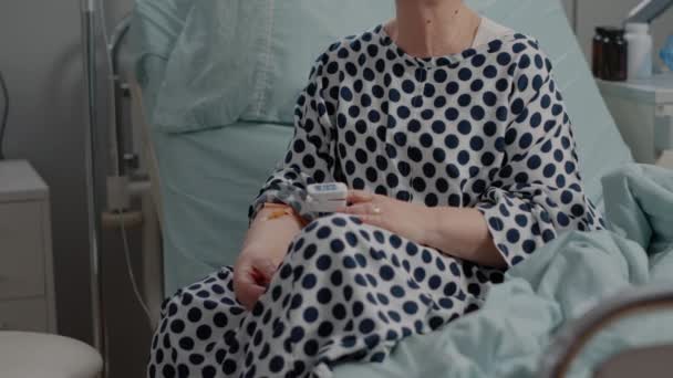Starszy pacjent na łóżku czeka na pomoc medyczną — Wideo stockowe