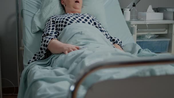 Medico e infermiere utilizzando tubo di ossigeno per donna iperventilante — Video Stock