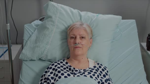 Portrét starého pacienta s nevolností s nosní kyslíkovou trubicí — Stock video