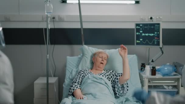 Paciente hiperventilado pedindo assistência médica — Vídeo de Stock