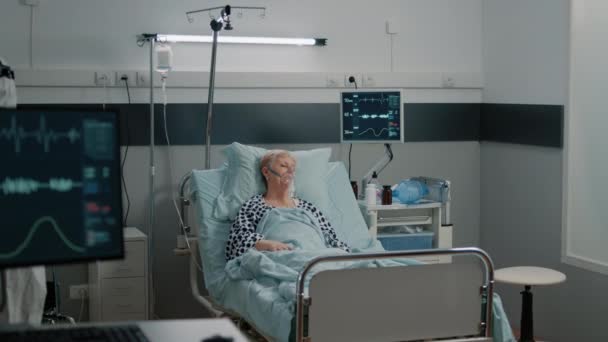 Sjukvårdare med skyddsdräkt kontroll på pulsmätare — Stockvideo