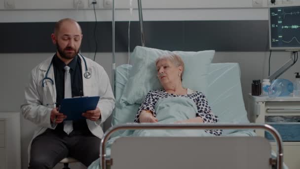 医生和老年妇女在互联网上使用视频通话的POV — 图库视频影像