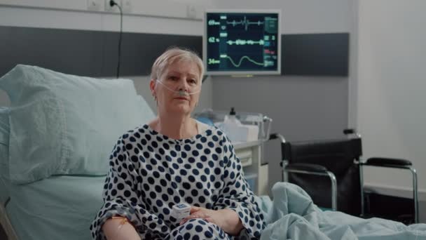 Ritratto di malato seduto nel letto del reparto ospedaliero — Video Stock