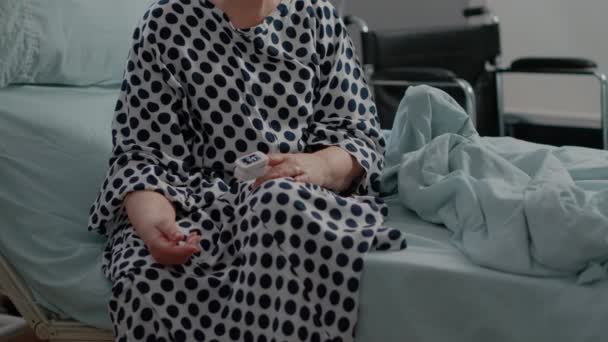 Ασθενής με ασθένεια που κάθεται στο κρεβάτι και έχει αναπνευστικό πρόβλημα — Αρχείο Βίντεο