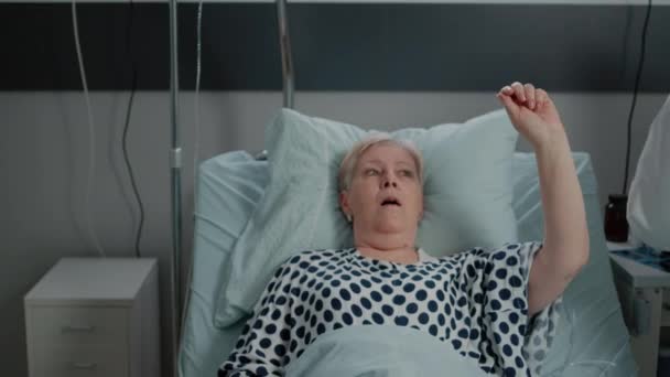 Zieke patiënt met ademhalingsproblemen die medische hulp vraagt — Stockvideo