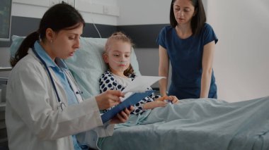 Hasta çocuk oksijen tüpü takıyor. Nefes alıp verdikten sonra dinleniyor.